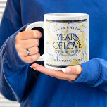 Elegant 18:e Porcelain Bröllop-årsdagen Jumbo Mugg<br><div class="desc">Fira 18:e porslinsfirandet bröllop med ett par av dessa snyggt jätten kaffe koppar! Elegant med guld-bestruket hexagonalt konfetti på vit och porslinsblå marmorerad bakgrund lägger till ett minnesvärt tryck för detta speciella tillfälle och denna milstolpe. Anpassa med parets namn, data i giftermål och/eller gratulationer. Omvänd visar identisk design. Design ©...</div>