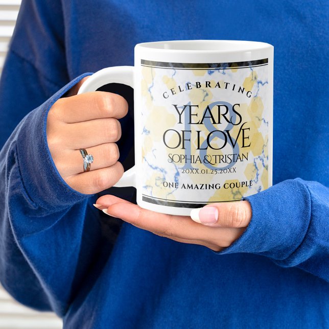 Elegant 18:e Porcelain Bröllop-årsdagen Jumbo Mugg (18th wedding anniversary jumbo mug held by woman sporting a wedding ring and blue sweatshirt.)