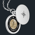Elegant 1:a Pappra Bröllop-årsdagen Berlockhalsband<br><div class="desc">Minneshögtidlighålla 1:a bröllop-årsdagen med denna elegant-lås! Elegantens svarta och vita bokstäver med hexagonala konfetti på åldrasens pappra bakgrund ger en minnesvärd beröring för detta speciella tillfälle och milstolpe. Anpassa med lycklig-parets namn och data för deras pappra årsdag. Design © W.H. Sim,  Med reserverade Höger. Se mer på zazzle.com/expressionsoccasions</div>
