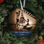 Elegant 2023-familjens foto med minimalistisk mari julgransprydnad keramik<br><div class="desc">Öka din helgdag med vår Elegant 2023 Family Photo Minimalist Navy Blue Ceramic Ornament. Den här utsökta prydnadsfärgen gör att marinblått blir en rikedom med en minimalistisk utformning som skapar ett häpnadsväckande tillskott till dina festliga dekorationer. Den här prydnadsformen är skapad av förstklassig keramik och har en djup och inbjudande...</div>