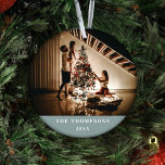 Elegant 2024-Personligens familjefoto-jul Julgransprydnad Keramik<br><div class="desc">Fira julhelgen med vår Elegant 2024 Family Photo Personlig jul Ceramic Ornament. Designad med ett modernt och minimalistiskt estetiskt, har den här prydnadsformen en sofistikerad design som gör att du kan visa ett omhuldat familjefoto på båda sidor. Den högkvalitativa keramiken garanterar hållbarhet, medan den enkla utformningen och utformningen av eleganten...</div>