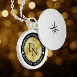 Elegant 21:a Brass Bröllop-årsdagen Firande Berlockhalsband<br><div class="desc">Högtidlighålla 21:a bröllop-årsdagen med detta minnesskåp! Elegantens svarta och vita bokstäver med hexagonala konfetti på en bakgrund av brassfolie tillför en minnesvärd beröring för detta speciella tillfälle och en extraordinär milstolpe. Anpassa med parets initialer, ett speciellt budskap och data för deras brasjubileum. Design © W.H. Sim. Se mer på zazzle.com/expressionsoccasions...</div>