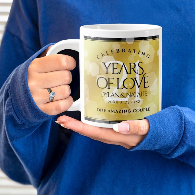 Elegant 21:a Brass Bröllop-årsdagen Firande Jumbo Mugg (21st wedding anniversary jumbo coffee mug held by woman sporting a wedding ring and blue sweatshirt.)