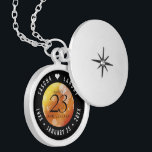 Elegant 23:e Imperial Topaz Bröllop-årsdagen Berlockhalsband<br><div class="desc">Minneshögtidlighålla 23:e bröllop-årsdagen med denna elegant-lås! Elegantens svarta och vita bokstäver med hexagonala konfetti på en djup röd gult-orange-moire ger en minnesvärd beröring för detta speciella tillfälle och en extraordinär milstolpe. Anpassa med lycklig-parets namn och lägg till data för deras imperialistiska toaz-årsdag. Design © W.H. Sim, Med reserverade Höger. Se...</div>