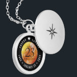 Elegant 23:e Imperial Topaz Bröllop-årsdagen Berlockhalsband<br><div class="desc">Minneshögtidlighålla 23:e bröllop-årsdagen med denna elegant-lås! Elegantens svarta och vita bokstäver med hexagonala konfetti på en djup röd gult-orange-moire ger en minnesvärd beröring för detta speciella tillfälle och en extraordinär milstolpe. Anpassa med lycklig-parets namn och lägg till data för deras imperialistiska toaz-årsdag. Design © W.H. Sim, Med reserverade Höger. Se...</div>