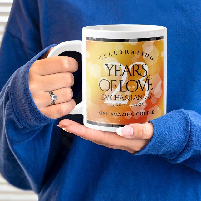 Elegant 23:e Imperial Topaz Bröllop-årsdagen Jumbo Mugg (23rd wedding anniversary giant mug held by woman sporting a wedding ring and blue sweater.)