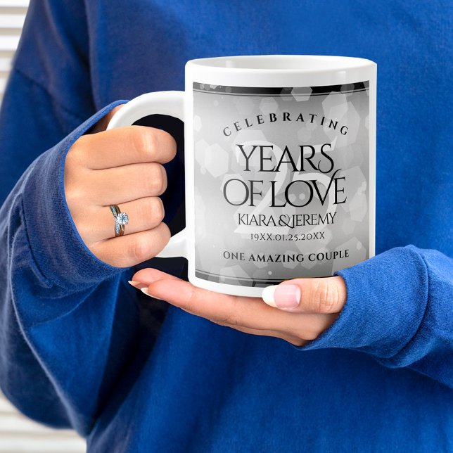 Elegant 25:e årsdagen Silver Bröllop Jumbo Mugg (25th wedding anniversary jumbo mug held by woman sporting a wedding ring and blue sweatshirt.)
