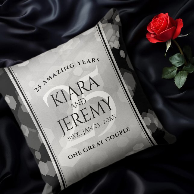 Elegant 25:e årsdagen Silver Bröllop Kudde (EO 25th Wedding Anniversary Throw Pillow on Black Silk Cover Photo)