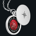 Elegant 26:e årsdagen för Firande vid Bröllop i Ro Berlockhalsband<br><div class="desc">Minneshögtid 26:e bröllop-årsdagen med denna elegant-lås! Elegantens vita bokstäver på en romantisk bakgrund i röd ros lägger till en minnesvärd beröring för detta speciella tillfälle och en extraordinär milstolpe. Anpassa med lycklig-parets namn och data för deras ro-årsdag. Design © W.H. Sim,  Med reserverade Höger. Se mer på zazzle.com/expressionsoccasions</div>