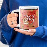 Elegant 29:e Garnet-årsdagen Bröllop Jumbo Mugg<br><div class="desc">Fira 29:e garnet-årsdagen i bröllop med ett par av dessa snyggt gigantiska kaffe koppar! Elegant med guld-bestruket sexkantigt konetti med rödskalig orange som bakgrund lägger till en minnesvärd hand vid detta särskilda tillfälle och en extraordinär milstolpe. Anpassa med parets namn, data i giftermål och/eller gratulationer. Omvänd visar identisk design. Design...</div>