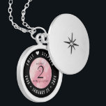 Elegant 2:a årsdagen för Ro-kvarteret Bröllop Berlockhalsband<br><div class="desc">Minneshögtidlighålla 2:a bröllop-årsdagen med denna elegant-lås! Elegantens svarta och vita bokstäver med hexagonala konfetti på rikens rosa ger en minnesvärd beröring för detta speciella tillfälle och milstolpe. Anpassa med lycklig-parets namn och data för deras kvartsårsdag i ro. Design © W.H. Sim,  Med reserverade Höger. Se mer på zazzle.com/expressionsoccasions</div>
