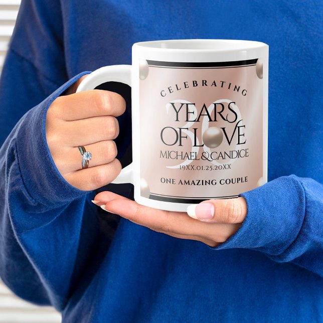 Elegant 30:e årsdagen för Pearl Bröllop Firande Jumbo Mugg (30thth wedding anniversary jumbo mug held by woman sporting a wedding ring and blue sweatshirt.)