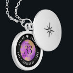 Elegant 33:e Amethyst Bröllop-årsdagen Berlockhalsband<br><div class="desc">Fira 33:e bröllop-årsdagen med den här eleganten-låset! Elegantens svarta och vita bokstäver med guld-dammad hexagonala konfetti på ametystbakgrunden lägger till en minnesvärd beröring för detta speciella tillfälle och extraordinära milstolpe. Anpassa med lycklig parets namn och lägg till data för deras ametystårsdag. Design © W.H. Sim, Med reserverade Höger. Se mer...</div>