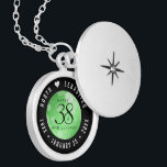 Elegant 38:e Emerald Bröllop-årsdagen Berlockhalsband<br><div class="desc">Minneshögtid 38:e bröllop-årsdagen med denna elegant-lås! Elegantens svarta serif och sans serif-bokstäver med hexagonala konfetti på en bakgrundsbild av en framväxande grönt tillför ett minnesvärt tryck för detta speciella tillfälle och en extraordinär milstolpe. Anpassa med lycklig parets namn och data för deras annaljud. Design © W.H. Sim, Med reserverade Höger....</div>