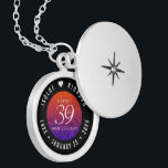 Elegant 39:e Agate Bröllop-årsdagen Berlockhalsband<br><div class="desc">Minneshögtidlighålla 39-årsdagen i bröllop med denna elegant-lås! Elegantens svarta och vita bokstäver på en snurrande, bränd orange mot djup lila ger en minnesvärd beröring för detta speciella tillfälle och en extraordinär milstolpe. Anpassa med lycklig-parets namn och data för deras agatårsdag. Design © W.H. Sim, Med reserverade Höger. Se mer på...</div>