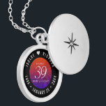 Elegant 39:e Agate Bröllop-årsdagen Berlockhalsband<br><div class="desc">Minneshögtidlighålla 39-årsdagen i bröllop med denna elegant-lås! Elegantens svarta och vita bokstäver på en snurrande, bränd orange mot djup lila ger en minnesvärd beröring för detta speciella tillfälle och en extraordinär milstolpe. Anpassa med lycklig-parets namn och data för deras agatårsdag. Design © W.H. Sim, Med reserverade Höger. Se mer på...</div>