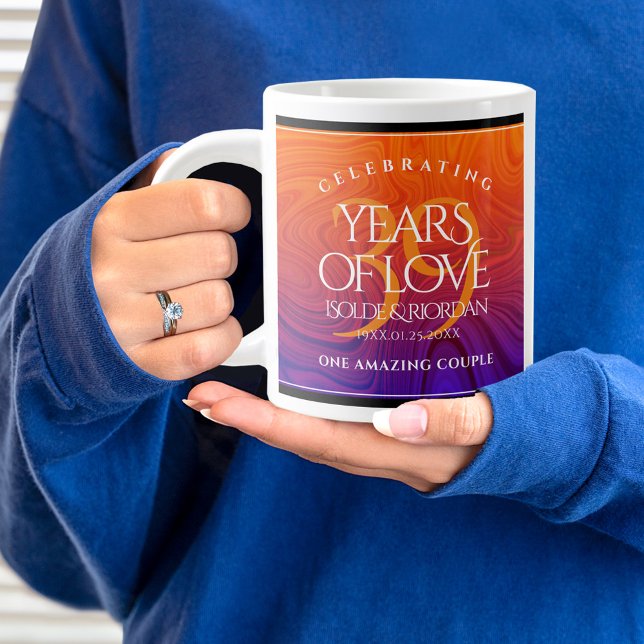 Elegant 39:e Agate Bröllop-årsdagen Firande Jumbo Mugg (39th wedding anniversary jumbo mug held by woman sporting a wedding ring and blue sweatshirt.)