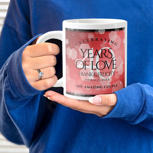 Elegant 40:e Ruby Bröllop-årsdagen Firande Jumbo Mugg (40th wedding anniversary jumbo mug held by woman sporting a wedding ring and blue sweatshirt.)
