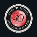 Elegant 40:e Ruby Bröllop-årsdagen Firande Kavajnål<br><div class="desc">Fira 40:e ruby bröllop-årsdagen i stil med denna minneslapp! Elegantens svarta serif och sans serif-bokstäver med hexagonala konfetti med ruby red bakgrund ger en minnesvärd fingervisning för detta speciella tillfälle och en extraordinär milstolpe. Anpassa med lycklig-parets namn och data för deras rubyårsdag. Design © W.H. Sim. Se mer på zazzle.com/expressionsoccasions...</div>