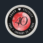 Elegant 40:e Ruby Bröllop-årsdagen Firande Kavajnål<br><div class="desc">Fira 40:e ruby bröllop-årsdagen i stil med denna minneslapp! Elegantens svarta serif och sans serif-bokstäver med hexagonala konfetti med ruby red bakgrund ger en minnesvärd fingervisning för detta speciella tillfälle och en extraordinär milstolpe. Anpassa med lycklig-parets namn och data för deras rubyårsdag. Design © W.H. Sim. Se mer på zazzle.com/expressionsoccasions...</div>