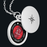 Elegant 42:a jaspardagen i Bröllop Berlockhalsband<br><div class="desc">Fira 42:a bröllop-årsdagen i stil med detta minnesskåp! Elegantens vita bokstäver på en marmorerad körsbärsröd bakgrund tillför ett minnesvärt drag för detta speciella tillfälle och en extraordinär milstolpe. Anpassa med lycklig parets namn och lägg till ett datum för deras jasper-årsdag. Design © W.H. Sim. Se mer på zazzle.com/expressionsoccasions</div>