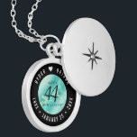 Elegant 44:e årsdagen för turkos Bröllop Berlockhalsband<br><div class="desc">Fira 44-årsdagen av turkos bröllop i stil med detta minnesskåp! Elegantens svarta och vita bokstäver på en marmor i gulten och grönblå bakgrund ger en minnesvärd beröring för detta speciella tillfälle och en extraordinär milstolpe. Anpassa med lycklig parets namn och lägg till ett datum för deras turkosår. Design © W.H....</div>