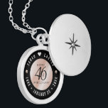 Elegant 46:e årsdagen för Bröllop Firande Berlockhalsband<br><div class="desc">Minneshögtid 46:e bröllop-årsdagen med denna elegant-lås! Elegantens svarta och vita bokstäver med pärlor på en pärlskimrande bakgrund tillför ett minnesvärt tryck för detta speciella tillfälle och en extraordinär milstolpe. Anpassa med lycklig-parets namn och data för deras pärlårsdag. Design © W.H. Sim,  Med reserverade Höger. Se mer på zazzle.com/expressionsoccasions</div>
