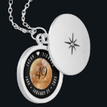 Elegant 49:e årsdagen för koppar-Bröllop Berlockhalsband<br><div class="desc">Minneshögtidlighålla 49-årsdagen av bröllop med denna elegant-lås! Svart och vit elegant med sexkantig konfetti på bakgrunden av kopparfolie tillför ett minnesvärt tryck för detta speciella tillfälle och en extraordinär milstolpe. Anpassa med lycklig-parets namn och data för deras kopparårsdag. Design © W.H. Sim,  Med reserverade Höger. Se mer på zazzle.com/expressionsoccasions</div>