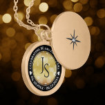 Elegant 50:e årsdagen av Golden Bröllop Berlockhalsband<br><div class="desc">Högtidlighålla 50-årsdagen av bröllop med detta minnesskåp! Elegantens svarta och vita bokstäver med hexagonala konfetti på en guld-folie ger en minnesvärd beröring för detta speciella tillfälle och en extraordinär milstolpe. Anpassa med parets initialer, ett speciellt budskap och data för deras gyllene årsdag. Design © W.H. Sim. Se mer på zazzle.com/expressionsoccasions...</div>