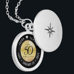 Elegant 50:e årsdagen av Golden Bröllop Berlockhalsband<br><div class="desc">Minneshögtid 50-årsdagen av bröllop med denna elegant-lås! Elegantens svarta serif och sans serif-bokstäver med hexagonala konfetti på en gyllene övertoningsbakgrund tillför ett minnesvärt tryck för detta speciella tillfälle och extraordinära milstolpe. Anpassa med lycklig-parets namn och data för deras gyllene årsdag. Design © W.H. Sim, Med reserverade Höger. Se mer på...</div>