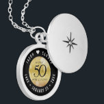 Elegant 50:e årsdagen av Golden Bröllop Berlockhalsband<br><div class="desc">Minneshögtid 50-årsdagen av bröllop med denna elegant-lås! Elegantens svarta serif och sans serif-bokstäver med hexagonala konfetti på en gyllene övertoningsbakgrund tillför ett minnesvärt tryck för detta speciella tillfälle och extraordinära milstolpe. Anpassa med lycklig-parets namn och data för deras gyllene årsdag. Design © W.H. Sim, Med reserverade Höger. Se mer på...</div>