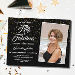 Elegant 50 och Fabulous Black Guld Glitter Photo Inbjudan Vykort<br><div class="desc">Familjen inbjudan och vänner till en 50:e födelsedagsfest med denna inbjudan till elegant och snyggt. Den har guld glitter i svart bakgrund och snyggt. Du kan enkelt ersätta fotot med ett eget och anpassa informationen.</div>