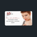 Elegant 50th Fabulous Birthday Photo Red Script Adressetikett<br><div class="desc">Fira din 50-årsdag i stil genom att skicka inbjudningarna med dessa 50-födelsedagsfesters fotoetiketter på dem. En modern design med röd, svart och grått-skripttext på vit bakgrund. Helt anpassade att göra sin egen. Kontakta mig om du har några frågor. @Miri Creations - Skapat bara för dig med dig i åtanke. Alla...</div>
