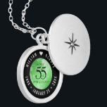 Elegant 55:e Emerald Bröllop-årsdagen Berlockhalsband<br><div class="desc">Minneshögtidlighålla 55-årsdagen av bröllop med denna elegant-lås! Elegantens svarta serif och sans serif-bokstäver med hexagonala konfetti på en bakgrundsbild av en framväxande grönt tillför ett minnesvärt tryck för detta speciella tillfälle och en extraordinär milstolpe. Anpassa med lycklig parets namn och data för deras annaljud. Design © W.H. Sim, Med reserverade...</div>