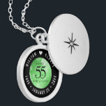 Elegant 55:e Emerald Bröllop-årsdagen Berlockhalsband<br><div class="desc">Minneshögtidlighålla 55-årsdagen av bröllop med denna elegant-lås! Elegantens svarta serif och sans serif-bokstäver med hexagonala konfetti på en bakgrundsbild av en framväxande grönt tillför ett minnesvärt tryck för detta speciella tillfälle och en extraordinär milstolpe. Anpassa med lycklig parets namn och data för deras annaljud. Design © W.H. Sim, Med reserverade...</div>