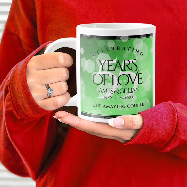 Elegant 55:e Emerald Bröllop-årsdagen Jumbo Mugg (55th wedding anniversary jumbo mug held by woman sporting a wedding ring and red sweatshirt.)
