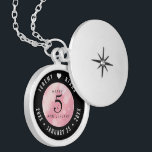 Elegant 5:e Ro-kvarteret Bröllop Berlockhalsband<br><div class="desc">Minneshögtiden för femårsdagen av bröllop med denna elegant-lås! Elegantens svarta och vita bokstäver med hexagonala konfetti på rikens rosa ger en minnesvärd beröring för detta speciella tillfälle och milstolpe. Anpassa med lycklig-parets namn och data för deras kvartsårsdag i ro. Design © W.H. Sim, Med reserverade Höger. Se mer på zazzle.com/expressionsoccasions...</div>