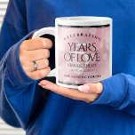 Elegant 5:e Ro-kvarteret Bröllop Jumbo Mugg<br><div class="desc">Fira den femte årsdagen av bröllopen i ro med ett par av dessa snyggt gigantiska kaffe koppar! Elegant med hexagonala konfetti på rikens rosa ger en minnesvärd fingervisning om detta speciella tillfälle och denna milstolpe. Anpassa med parets namn, data i giftermål och/eller gratulationer. Omvänd visar identisk design. Design © W.H....</div>