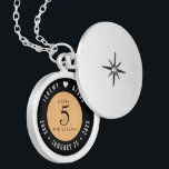Elegant 5:e Wood Bröllop-årsdagen Firande Berlockhalsband<br><div class="desc">Minneshögtiden för femårsdagen av bröllop med denna elegant-lås! Elegantens svarta och vita bokstäver på en ljusare bakgrund av faux wood grain lägger till en minnesvärd beröring för detta speciella tillfälle och milstolpe. Anpassa med lycklig-parets namn och data för deras träårsdag. Design © W.H. Sim, Med reserverade Höger. Se mer på...</div>
