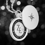 Elegant 60:e årsdagen 75:e Diamond Bröllop Berlockhalsband<br><div class="desc">Högtidlighålla 60-årsdagen eller 75:e-årsdagen av diamanten bröllop med detta minnesskåp! Elegantens svarta och vita bokstäver med stiliserad diamantkonfekt på vit bakgrund ger ett minnesvärt tryck för detta speciella tillfälle och en extraordinär milstolpe. Anpassa med parets initialer, ett speciellt budskap och data på giftermål. Design © W.H. Sim. Se mer på...</div>