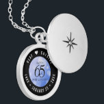 Elegant 65e Blue Sapphire Bröllop-årsdagen Berlockhalsband<br><div class="desc">Högtidlighålla 65ens bröllop-årsdag i stil med detta minnesskåp! Elegantens svarta och vita bokstäver med hexagonala konfetti på en safierblå bakgrund tillför ett minnesvärt tryck för detta speciella tillfälle och en extraordinär milstolpe. Anpassa med lycklig parets namn och lägg till data för deras blåssafiannum. Design © W.H. Sim. Se mer på...</div>