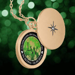 Elegant 66:e årsdagen för Titanite Bröllop Berlockhalsband<br><div class="desc">Fira 66:e bröllop-årsdagen med detta minnesskåp! Elegantens svarta och vita bokstäver med guld-dammad hexagonala konfetti på en grönt ger en minnesvärd fingervisning om detta speciella tillfälle och en extraordinär milstolpe. Anpassa med parets initialer,  ett speciellt budskap och data för deras titanitjubileum. Design © W.H. Sim. Se mer på zazzle.com/expressionsoccasions</div>