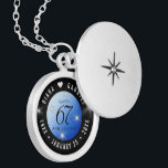 Elegant 67:e årsdagen för Star Sapphire Bröllop Berlockhalsband<br><div class="desc">Högtidlighålla 67-årsdagen i bröllop i stil med detta minnesskåp! Elegantens svarta och vita bokstäver med stiliserade stjärnor som twinkling på en safierblå bakgrund tillför ett minnesvärt tryck för detta speciella tillfälle och en extraordinär milstolpe. Anpassa med lycklig-parets namn och lägg till data för deras stjärniga safir-årsdag. Design © W.H. Sim....</div>