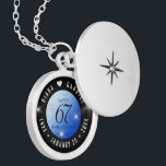 Elegant 67:e årsdagen för Star Sapphire Bröllop Berlockhalsband<br><div class="desc">Högtidlighålla 67-årsdagen i bröllop i stil med detta minnesskåp! Elegantens svarta och vita bokstäver med stiliserade stjärnor som twinkling på en safierblå bakgrund tillför ett minnesvärt tryck för detta speciella tillfälle och en extraordinär milstolpe. Anpassa med lycklig-parets namn och lägg till data för deras stjärniga safir-årsdag. Design © W.H. Sim....</div>