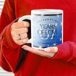 Elegant 67:e årsdagen för Star Sapphire Bröllop Jumbo Mugg<br><div class="desc">Fira den 67:e stjärnsafiren bröllop-årsdagen med ett par av dessa snyggt gigantiska kaffe koppar! Elegant med stiliserade stjärnor som twinkling på en safirblå bakgrund lägger till en minnesvärd beröring för detta speciella tillfälle och en extraordinär milstolpe. Anpassa med parets namn, data i giftermål och/eller gratulationer. Omvänd visar identisk design. Design...</div>