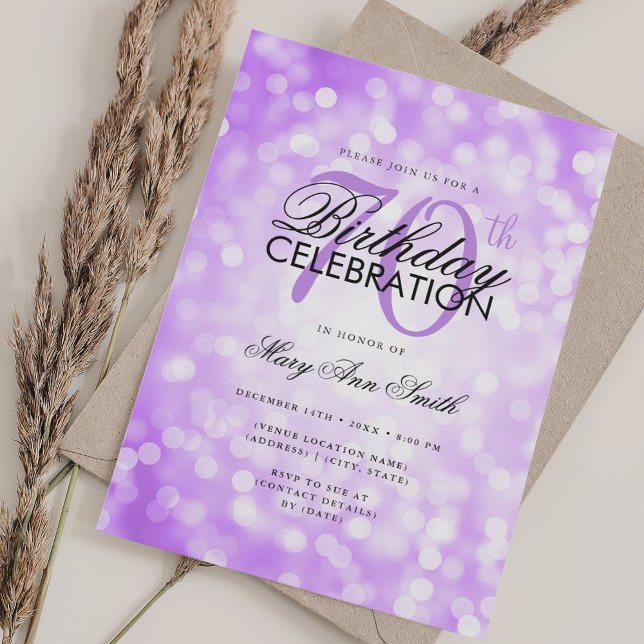 Elegant 70:e födelsedagen Glam Lila Shimmer Light Inbjudningar (Elegant 70th Birthday Glam Purple Shimmer Light Invitation)