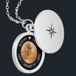 Elegant 7:e-kopparårsdagen Bröllop Berlockhalsband<br><div class="desc">Minneshögtid till 7:e bröllop-årsdagen med denna låda för eleganten! Svart och vit elegant med hexagonkonfetti på bakgrunden av kopparfolie ger en minnesvärd beröring för detta speciella tillfälle och milstolpe. Anpassa med lycklig-parets namn och data för deras kopparårsdag. Design © W.H. Sim,  Med reserverade Höger. Se mer på zazzle.com/expressionsoccasions</div>