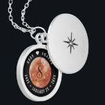 Elegant 8:e Bronze Bröllop-årsdagen Firande Berlockhalsband<br><div class="desc">Minneshögtid till 8:e bröllop-årsdagen med denna elegant-lås! Elegantens svarta och vita bokstäver med hexagonala konfetti på en brons folieramat ger en minnesvärd beröring för detta speciella tillfälle och milstolpe. Anpassa med lycklig-parets namn och lägg till data för deras bronsårsdag. Design © W.H. Sim, Med reserverade Höger. Se mer på zazzle.com/expressionsoccasions...</div>