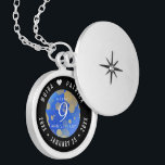 Elegant 9:e Lapis Lazuli Bröllop-årsdagen Berlockhalsband<br><div class="desc">Minneshögtiden för 9:e bröllop-årsdagen med denna elegant-lås! Elegantens svarta och vita bokstäver med pyritdammade hexagonala konfetti på en spräcklig, azorblå bakgrund ger en minnesvärd beröring för detta speciella tillfälle och milstolpe. Anpassa med lycklig parets namn och data för deras lapis lazuli-årsdag. Design © W.H. Sim, Med reserverade Höger. Se mer...</div>