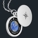 Elegant 9:e Lapis Lazuli Bröllop-årsdagen Berlockhalsband<br><div class="desc">Minneshögtiden för 9:e bröllop-årsdagen med denna elegant-lås! Elegantens svarta och vita bokstäver med pyritdammade hexagonala konfetti på en spräcklig, azorblå bakgrund ger en minnesvärd beröring för detta speciella tillfälle och milstolpe. Anpassa med lycklig parets namn och data för deras lapis lazuli-årsdag. Design © W.H. Sim, Med reserverade Höger. Se mer...</div>